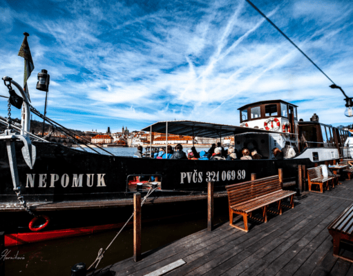 nepomuk_river_boat