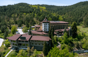grand-hotel-velingrad-bulgaria-drone-photo-trees-forest